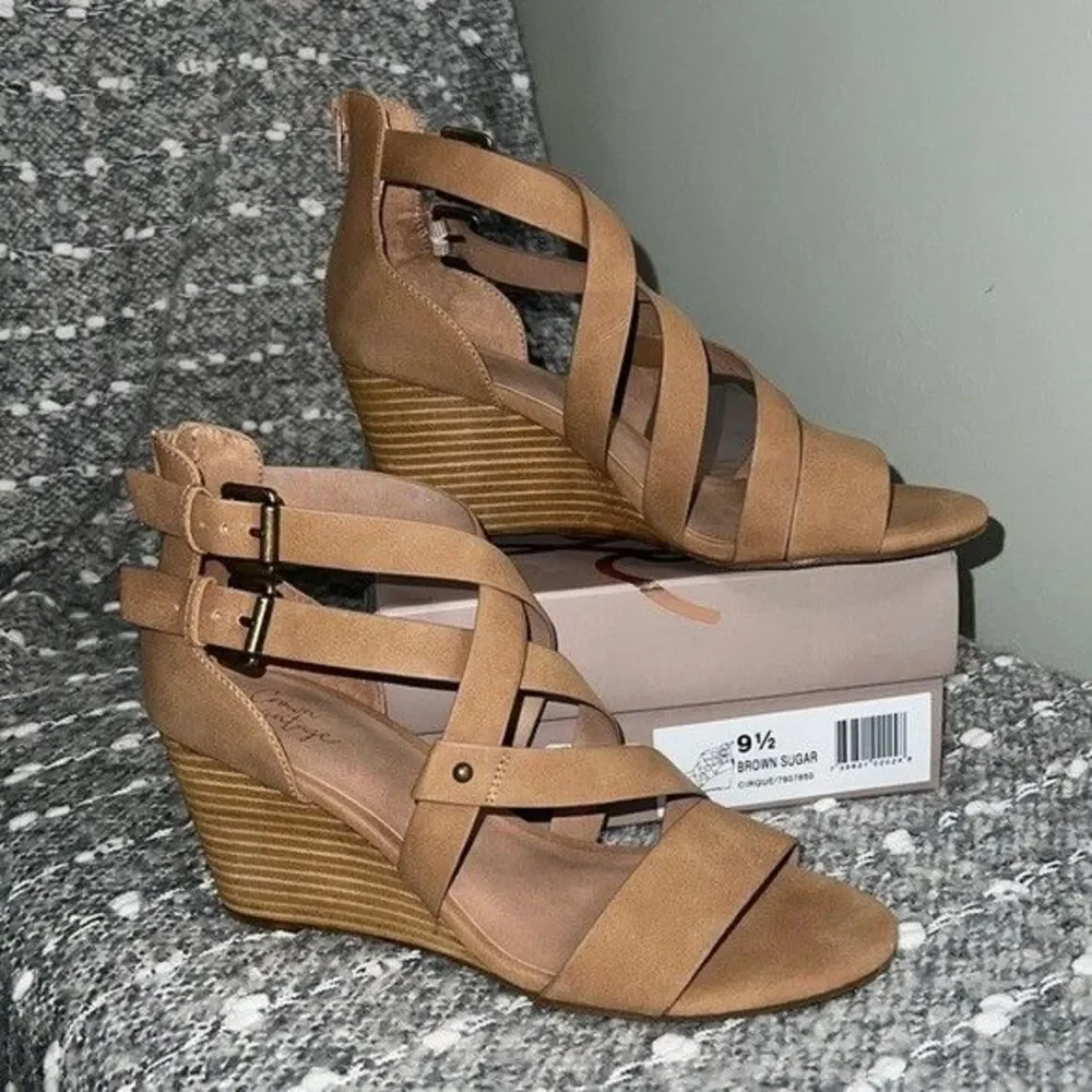Crown Vintage Cirque Brown Strappy Wedge Sandals Heels Vegan NEW Size 10